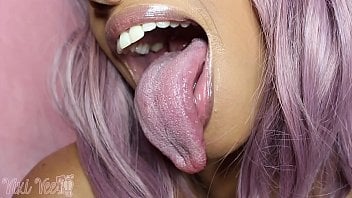 Infiniti recommendet closeup tongue