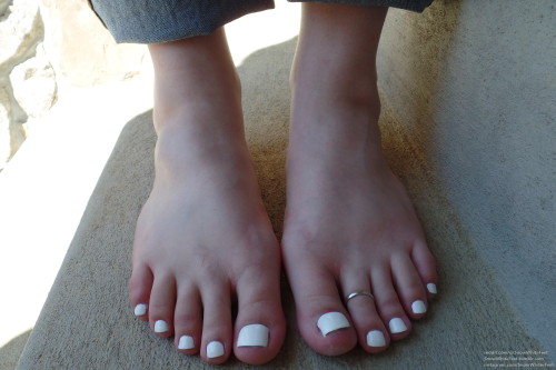 Banjo recommendet toe polish white nail